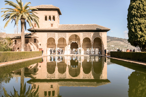 Granada: tour guiado de 3 horas a la Alhambra y los jardines del GeneralifeGranada: tour guiado 3 h Alhambra y jardines del Generalife