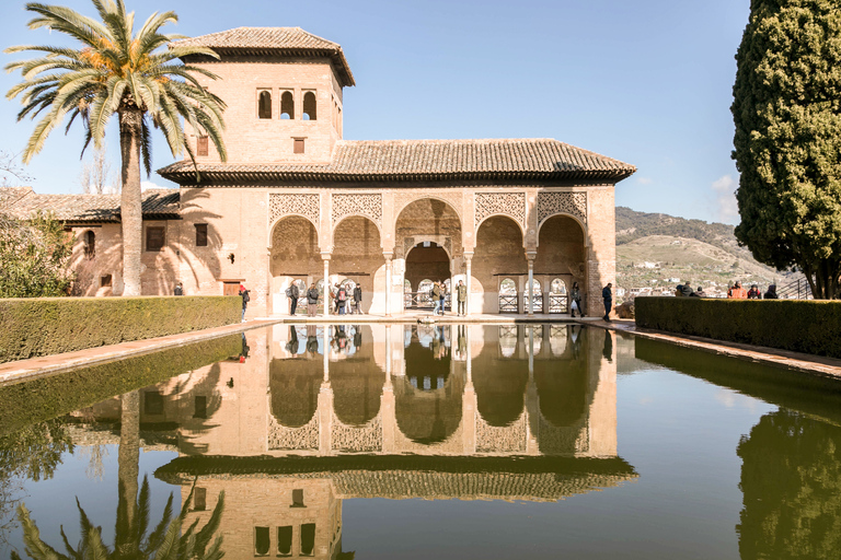 Granada: 3-timmars guidad tur i Alhambra och Generalife-trädgårdarnaGranada: Guidad tur i Alhambra och Generalife trädgårdar