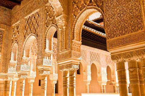 Granada: Pequeño Recorrido Guiado por la Alhambra y los Palacios NazaríesTour compartido en grupo reducido