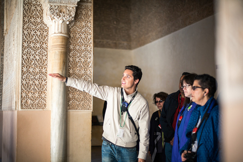 Granada: pequena visita guiada aos palácios Alhambra e NasridasExcursão compartilhada para grupos pequenos