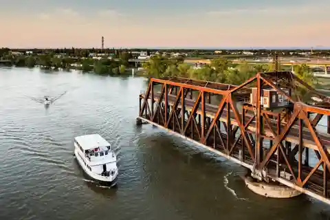 Sacramento: City Cruises River Cruise with History Guide