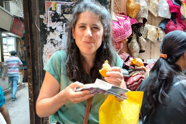 Mercado nocturno y comida callejera en Delhi (medio día, guiado por mujeres)Mercado de día y comida callejera en Delhi (medio día, guiado por mujeres)