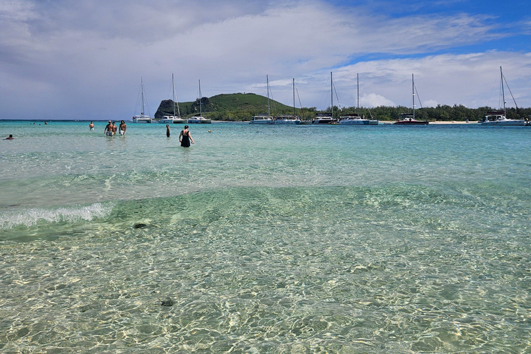 Mauritius Catamaran Cruise: 3 North Island with Lunch Drinks