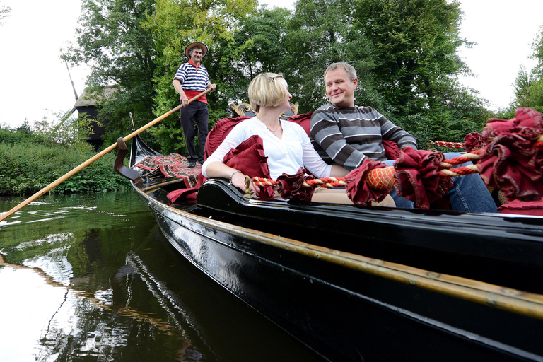 Hamburg: Alster Lake public Tour in a Real Venetian Gondola