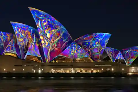 Sydney Harbour: 30 Minute Slow Jet Boat Vivid Cruise