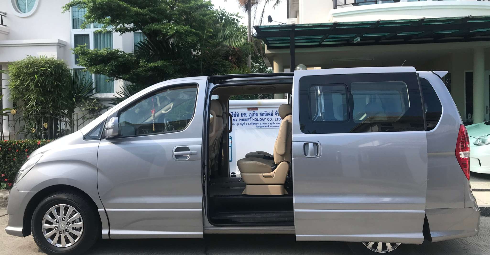 Phuket, noleggio di auto private o minibus con conducente - Housity
