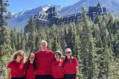 Banff Town: Guided Town Walking Tour with Snack
