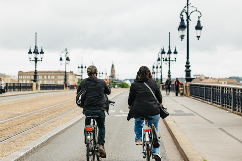 Bordéus: Passeio de bicicleta pelo centro histórico e pelo bairro de ChartronsVisita em inglês