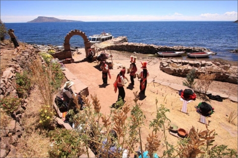 Puno: całodniowa wycieczka po jeziorze Titicaca oraz Uros i TaquileCałodniowa wycieczka z miejscem spotkań