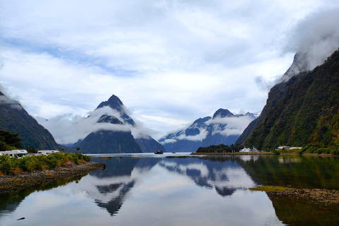 Te Anau do Queenstown wraz z wycieczką do Milford Sound, rejsem i lunchemWycieczka z Te Anau do Queenstown, w tym Milford Sound, rejs i lunch