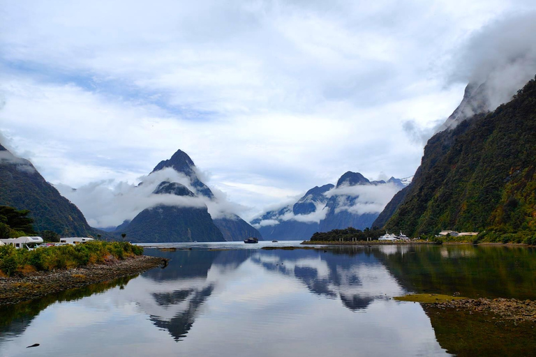 Te Anau do Queenstown wraz z wycieczką do Milford Sound, rejsem i lunchemWycieczka z Te Anau do Queenstown, w tym Milford Sound, rejs i lunch
