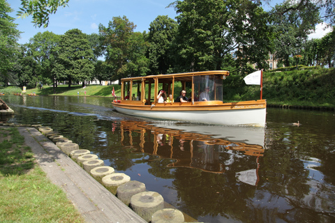 Excursão turística de Riga em barco pelo canal