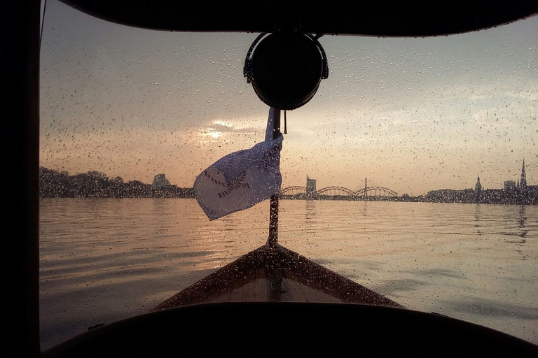 Excursão turística de Riga em barco pelo canal