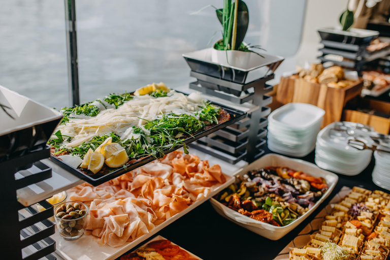 Budapest: Crucero Buffet de Nochevieja con Bebidas IlimitadasCena crucero de Nochevieja Piso turístico