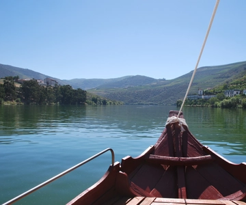 Pinhão: 2-Hour Rabelo Boat Tour with Audio Guide