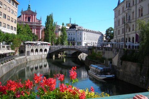 Ljubljana en het meer van Bled: bustour van een hele dag vanuit TriëstLjubljana en meer van Bled: bustour van een hele dag Italiaans en Engels