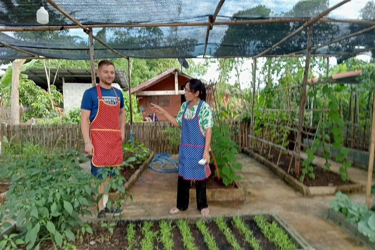 Aonang: Thaise kookles met markt- en moestuintourAonang: Thaise kookles met markt- en keukentuintour