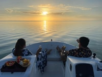 Bora-Bora, croisière privée au coucher du soleil avec des cocktails et des apéritifs - Housity