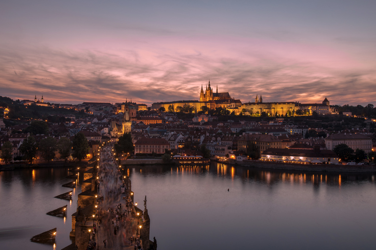 Praga: Crociera di Capodanno con cena e fuochi d&#039;artificioCrociera di Capodanno con cena e bevande illimitate