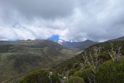 Conquiste o Monte QuêniaTravessia de 4 dias de Chogoria a Sirimon