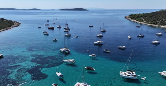 Ab Trogir: Gruppentour zur Blauen Lagune und zur geheimen Bucht mit Mahlzeit