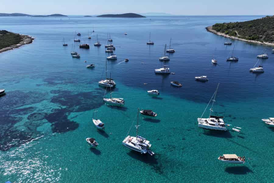 Ab Trogir: Gruppentour zur Blauen Lagune und zur geheimen Bucht mit Mahlzeit. Foto: GetYourGuide Ab Trogir: Gruppentour zur Blauen Lagune und zur geheimen Bucht mit Mahlzeit. Foto: GetYourGuide