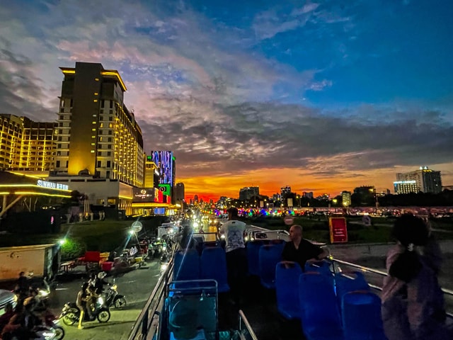 Phnom Penh: Night Bus Tour with Drinks, Snacks, and Music