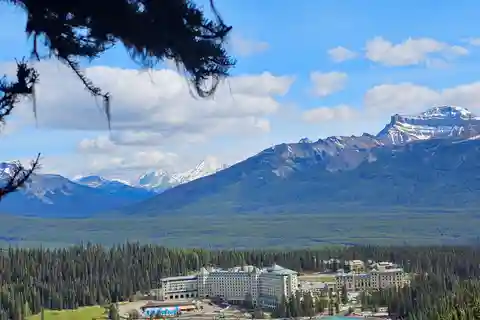 From Banff: Moraine Lake and Lake Louise Half Day Tour