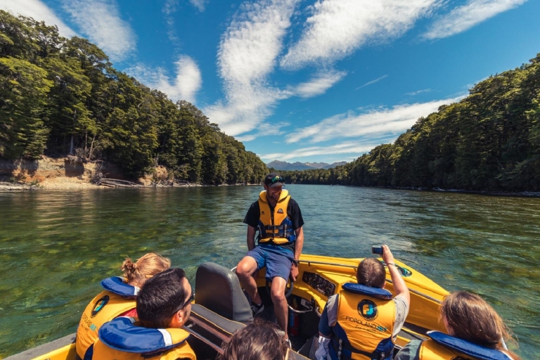 Fiordland: expérience en jet boat et promenade dans la nature au départ de Te AnauExpérience de promenade en bateau et dans la nature dans le Fiordland au départ de Te Anau