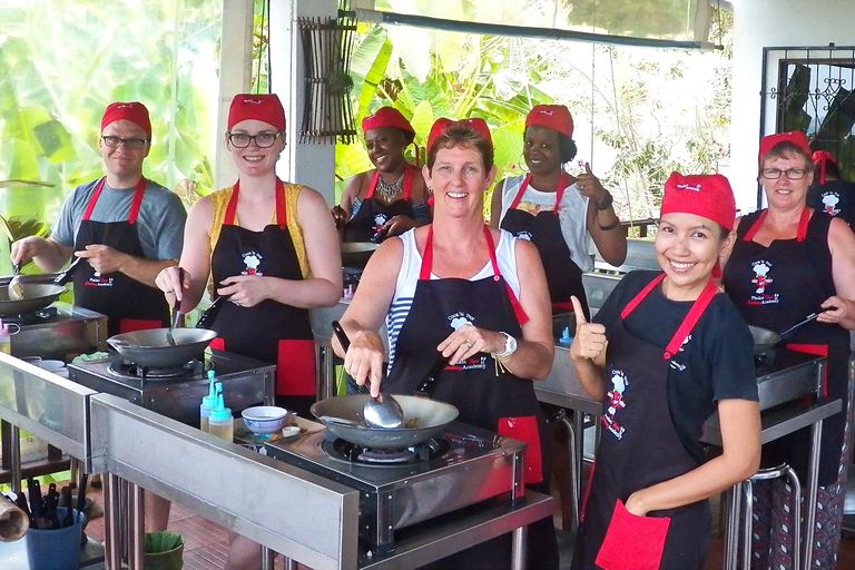 Phuket: Auténtica clase de cocina tailandesaPhuket: Clase de cocina tailandesa de medio día