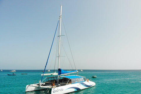 Rejs katamaranem na wyspę Sal z napojami i przekąskami wliczonymi w cenę