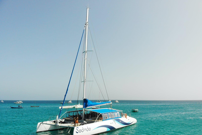 Rejs katamaranem na wyspę Sal z napojami i przekąskami wliczonymi w cenę