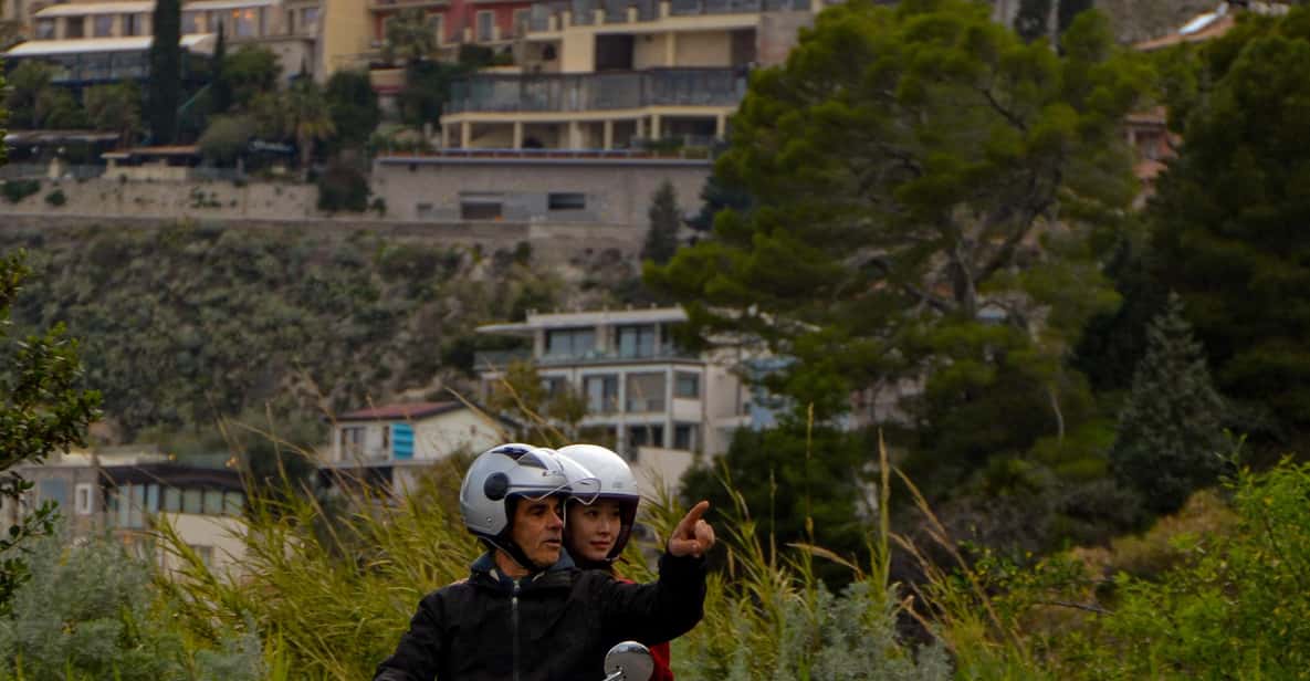 Afbeelding 21 van Taormina: White Lotus fotoshoot op vintage Vespa