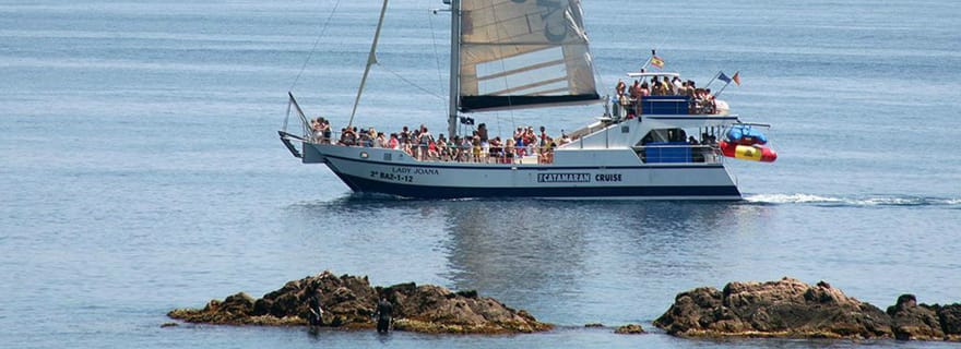 Lloret de Mar : Croisière en catamaran avec repas, boissons et musique