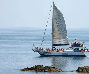 Lloret de Mar: Crucero en Catamarán con Comida, Bebidas y Música
