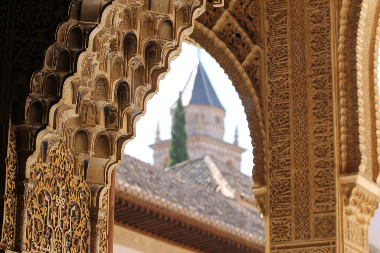 Granada: Alhambra-tur i en Premium-gruppTur på tyska