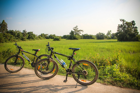 Siem Reap: ciclo rural e passeio pela vila localSiem Reap: passeio privado de ciclo e vida na vila local