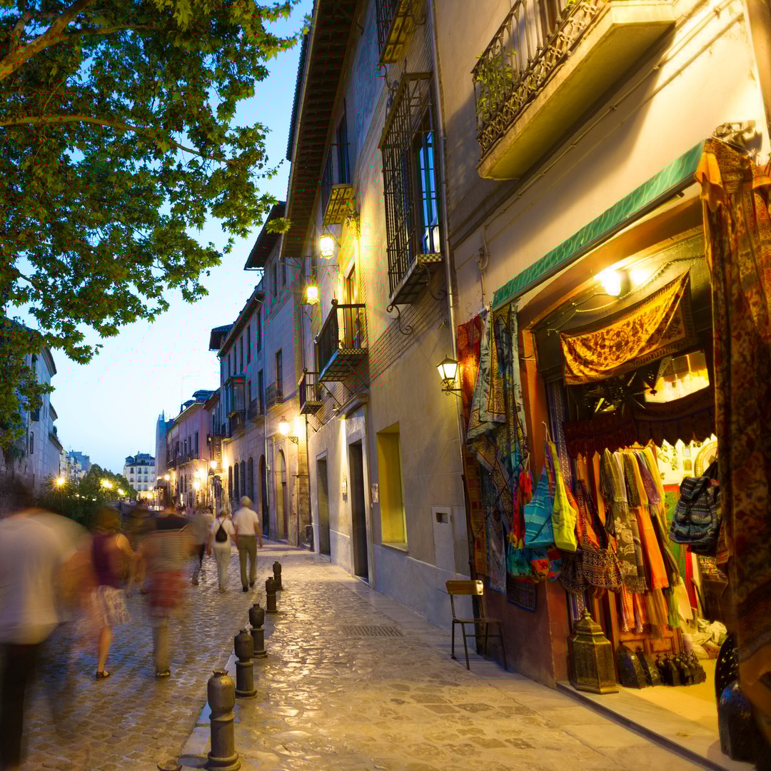 グラナダ：アルバイシンとサクロモンテの夜のウォーキングツアー