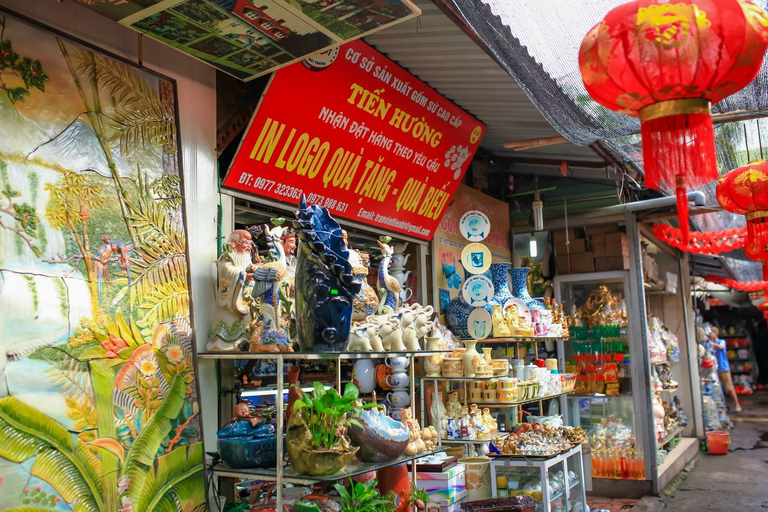 Bat Trang keramik gamla byn av motorcykelBat Trang Pottery ancient village med motorcykel