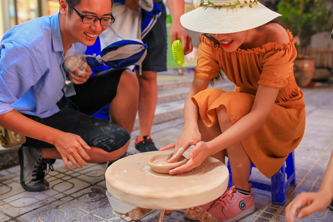 Bat Trang keramik gamla byn av motorcykelBat Trang Pottery ancient village med motorcykel