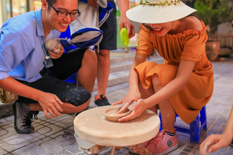 Bat Trang keramik gamla byn av motorcykelBat Trang Pottery ancient village med motorcykel