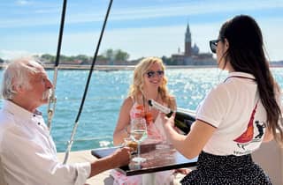 Venedig: Lagunen-Mittagestour auf dem Katamaran