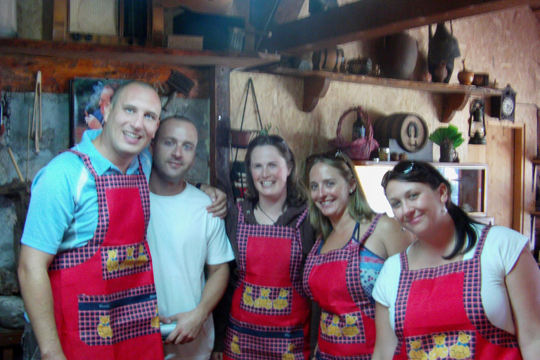 Cours de cuisine traditionnelle bosniaque à MostarCours de maître sur les bureks : Rouler, remplir, cuire