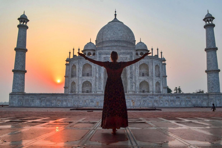 Agra: Visita sin colas al Taj Mahal y al Fuerte de Agra al AmanecerTour con conductor, coche y guía turístico