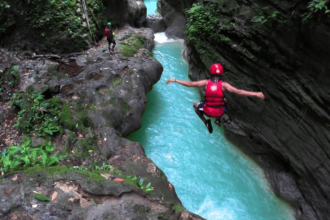 Kawasan Falls Canyoneering Transfers von Cebu mit Mittagessen