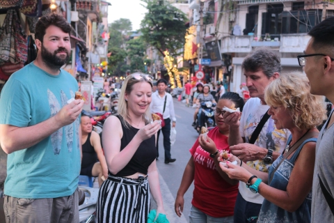 Odkryj Street Food w Hanoi nocą