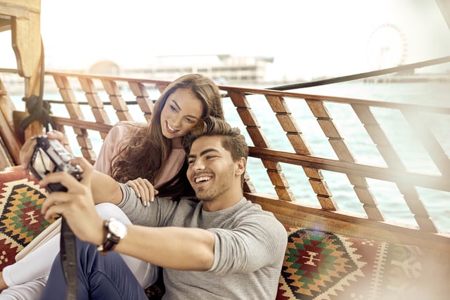 Dubai: Crucero al atardecer en barco tradicional y High Tea emiratí