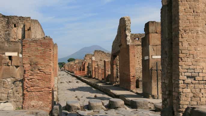 from naples day trip to pompeii