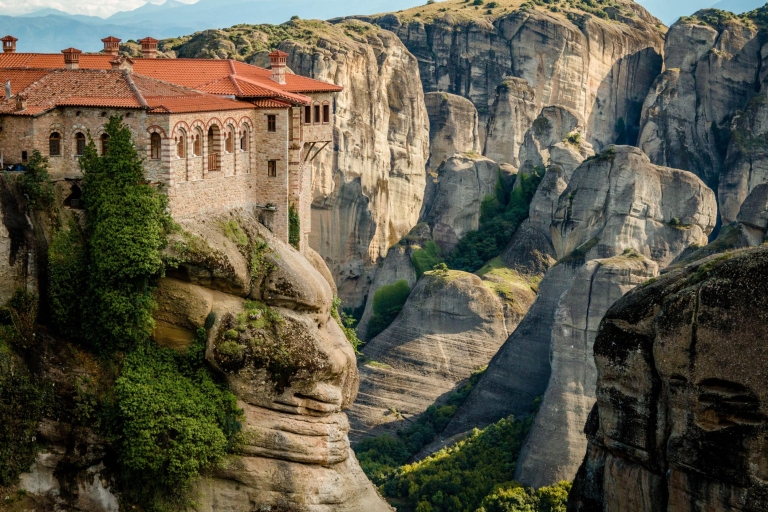 From Athens: Delphi and Meteora 2-Day Tour with Hotel Tour in Italian