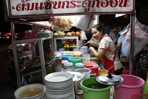 Chiang Mai: Excursão noturna ao mercado local de comida de ruaChiang Mai: excursão noturna ao mercado local de comida de rua